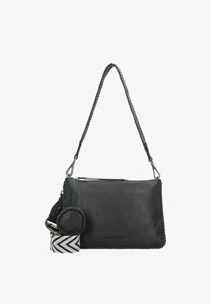 Bolso cruzado de cuero negro con detalles trenzados, cierre de cremallera y pouch desmontable con un patrón en chevron en blanco y negro.