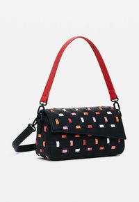 Schwarze gewebte Tasche mit einem Klappdeckel, rotem Riemen und bunten quadratischen Akzenten in Rosa, Orange und Weiß. Die strukturierte Oberfläche verleiht zusätzliche Details.