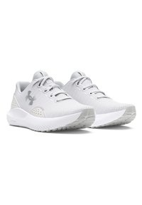 Zapatillas deportivas gris claro con una parte superior de malla transpirable, suela acolchada blanca, diseño de cordones y logotipo de Under Armour en el lateral.