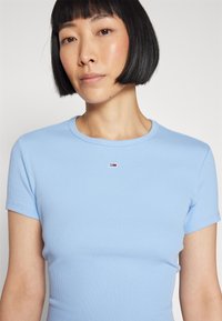 Tommy Jeans ESSENTIAL - Paprasti marškinėliai - moderate blue