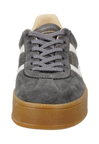 Sneaker in suede grigio con strisce bianche, punta rotonda, suola in gomma testurizzata, lacci grigi piatti e dettagli di cucitura sulla parte superiore.