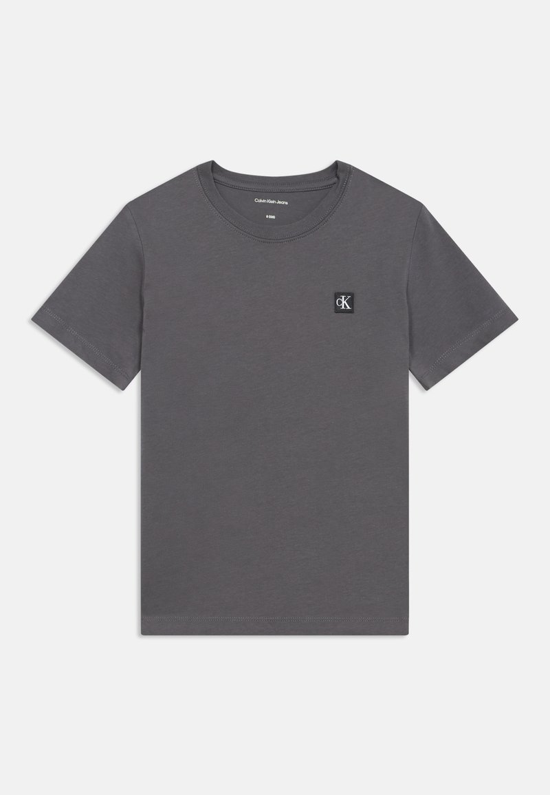 Tricou gri din bumbac, cu mâneci scurte, decolteu rotund și un mic logo "ck" alb-negru pe partea stângă a pieptului.