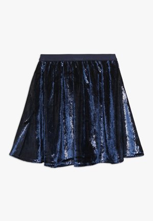 Mini jupe en velours bleu marine avec un design froncé et une texture lisse. Ceinture élastique pour le confort, surface brillante avec un léger éclat.
