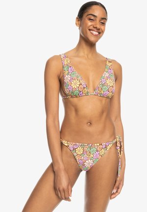 Driehoek bikini-set met een bloemenpatroon in levendige kleuren op een lichte achtergrond. De top heeft brede banden en de onderkant wordt aan de zijkant vastgebonden.