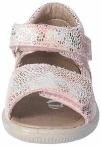 Sandal rosa con un motivo a pizzo, design open toe, cinturino regolabile e suola di colore chiaro. Rivestimento interno morbido visibile.