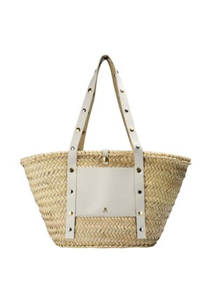Bolso tote de paja tejido con amplias correas de cuero blanco y un bolsillo delantero de cuero blanco con detalles de remaches dorados y plateados.