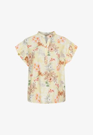 Blomsterkortærmet bluse i lys gul med flæseærmer, en henley-udskæring og en blanding af pink, orange og grønne blomstermønstre.