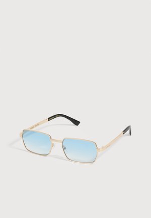 Lunettes de soleil rectangulaires avec des verres à dégradé bleu clair, une monture en métal doré et des branches à embouts noirs sur fond blanc.