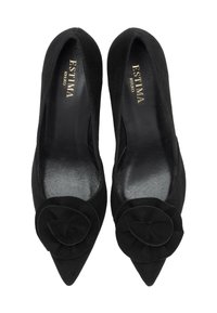 Czarne zamszowe szpilki z wydłużonym noskiem i materiałowym kwiatem na wierzchu; gładkie wnętrze; widoczna nazwa marki.