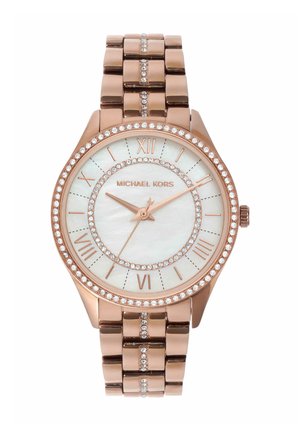 Reloj de pulsera Michael Kors en oro rosa con detalles de cristal, números romanos y esfera blanca de nácar que marca las 10:10:36.