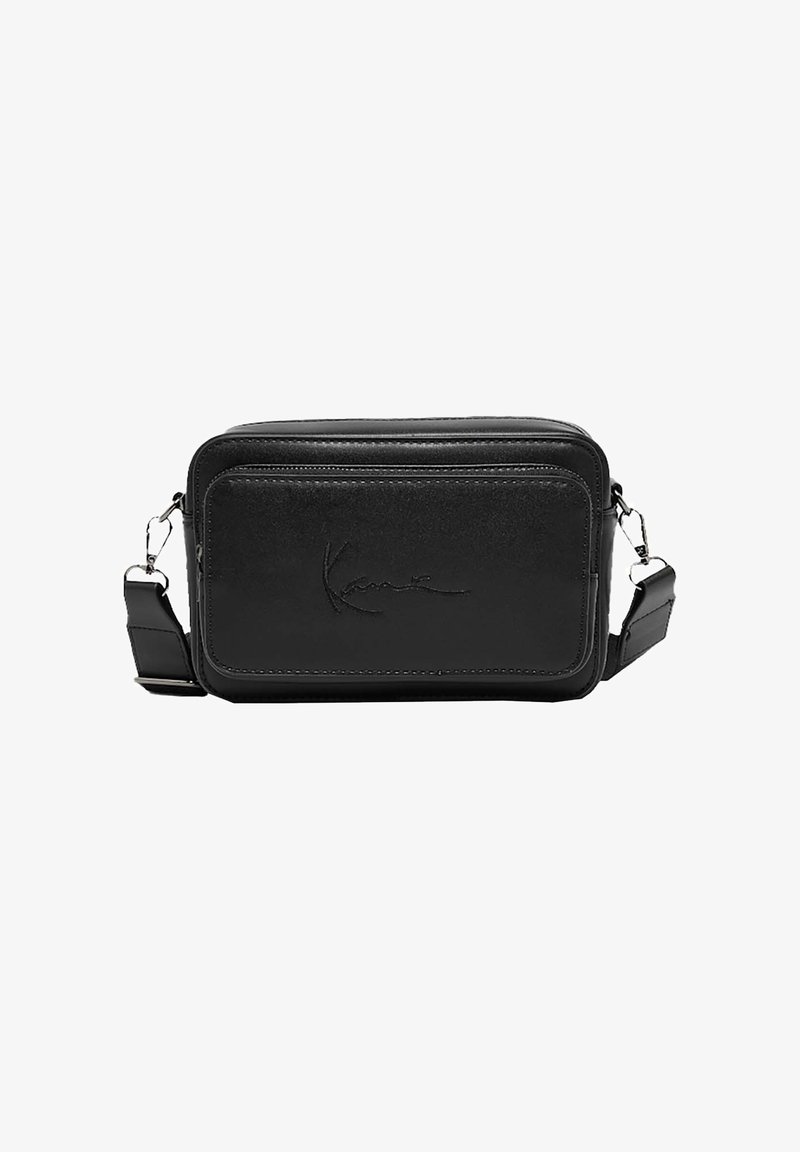 Bolso de mano de cuero negro con forma rectangular, textura lisa, bolsillo con cremallera en la parte frontal y detalle de logo grabado. Incluye una correa adjustable.