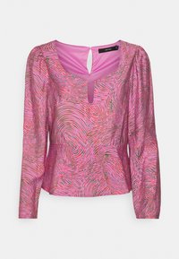 Blusa rosa a maniche lunghe con un motivo astratto a spirale in rosso e verde, scollatura quadrata con uno spacco frontale e spalle leggermente puffate.