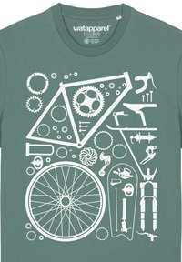 Groene t-shirt met een witte grafische ontwerp van fietsonderdelen, inclusief tandwielen, een wiel en gereedschap, georganiseerd in een gestructureerde indeling.