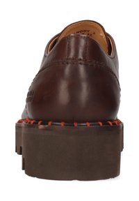Scarpa in pelle marrone con punta rotonda, suola in gomma rialzata e cuciture arancioni in contrasto lungo la suola. Texture liscia e design minimalista.