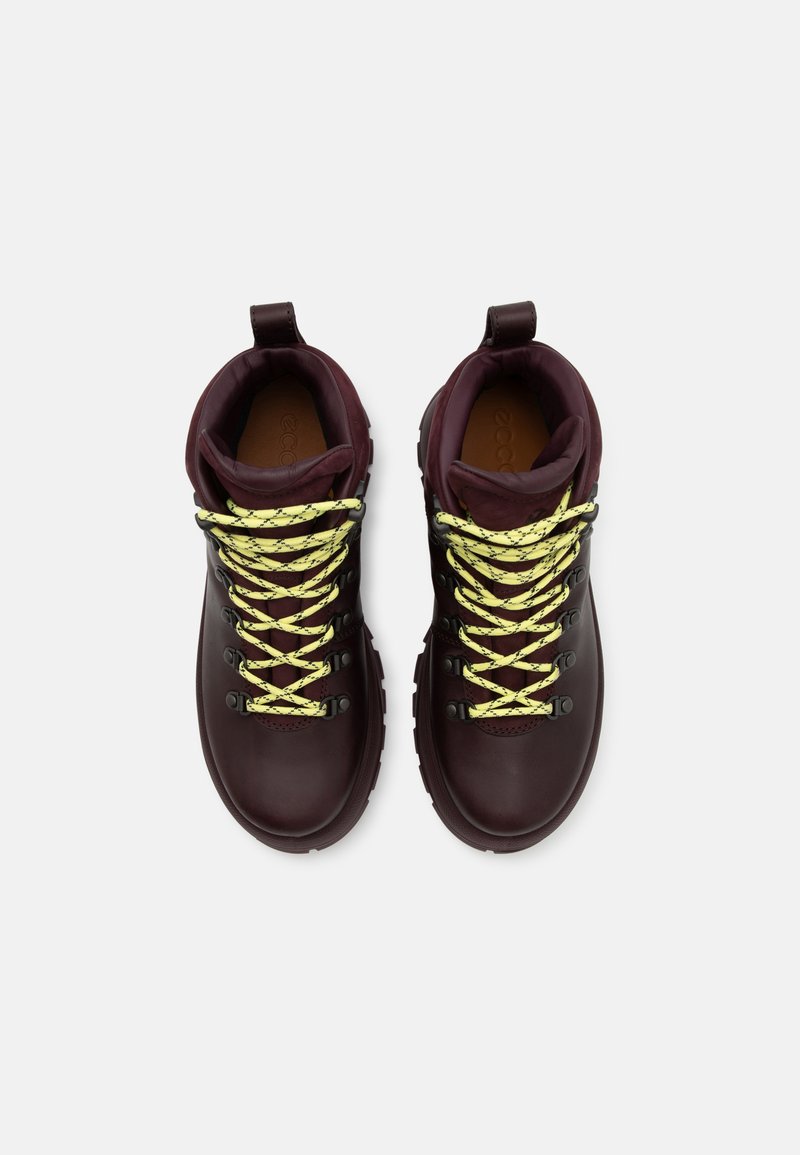 Bordeaux leren wandelschoenen met limoen groene veters, voorzien van duurzame oogjes, een gewatteerde kraag en een gestructureerde rubberen zool voor grip.