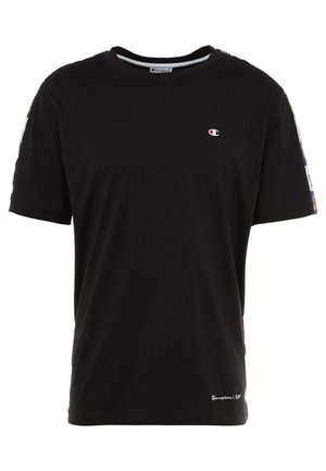 Sort kortærmet t-shirt med lille Champion-logo på brystet og flerfarvet brandstribe ned langs begge ærmer.