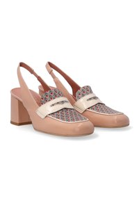 Růžové lakované slingback boty s přední částí z látky s vzorem. Blokový podpatek, mandlový tvar špičky a dekorativní pásek přes nárt.