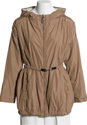 Veste marron à capuche avec fermeture éclair à l'avant et fine ceinture réglable, manches longues et ourlet élastique, présentée sur un buste de mannequin.