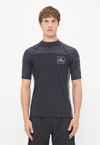 Rövid ujjú fekete rash guard szürke díszítéssel, magas nyakkal és Rip Curl logóval a mellkason. Nyújtható, gyorsan száradó anyagból készült.