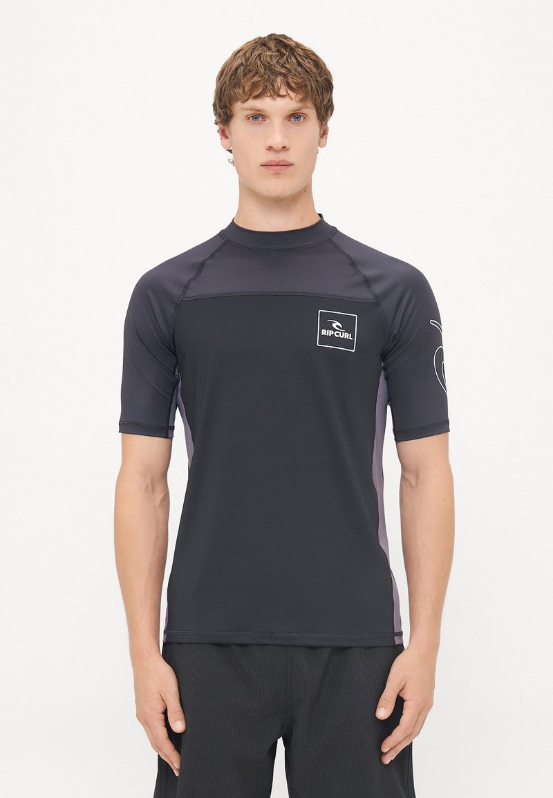 Rövid ujjú fekete rash guard szürke díszítéssel, magas nyakkal és Rip Curl logóval a mellkason. Nyújtható, gyorsan száradó anyagból készült.