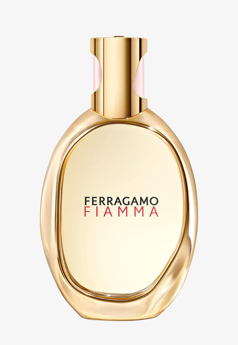 Goldfarbene ovale Parfümflasche mit glänzender Oberfläche, goldenem Verschluss und dem Schriftzug "Ferragamo Fiamma" in Schwarz und Rot auf der Vorderseite.