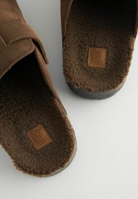Next BORG LINED CLOSED TOE REGULAR FIT - Tagant lahtised kingad - brown