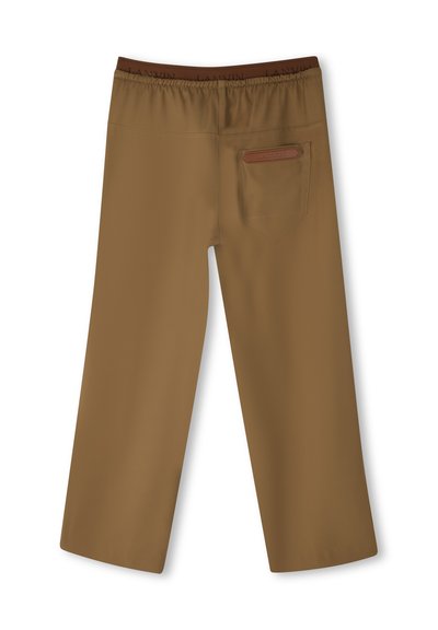 Bruine wijde broek met een elastische tailleband en een enkele achterzak met een leren accent. Stevige textuur, casual design.