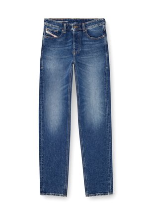 Denimjeans i mellomblått med en falmet finish. Har fem lommer, beltestropper og en rett benkutt. Sy accenter er synlige.