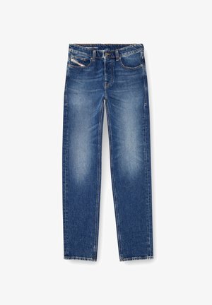 Jeans din denim de culoare albastru mediu cu un finisaj uzat. Caracteristici cinci buzunare, bucle pentru curea și o tăietură dreaptă. Accentele cusăturii sunt vizibile.