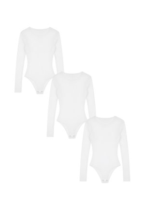 Drie effen witte langarmrompertjes met drukknoopsluitingen tussen de benen, diagonaal gerangschikt op een witte achtergrond.