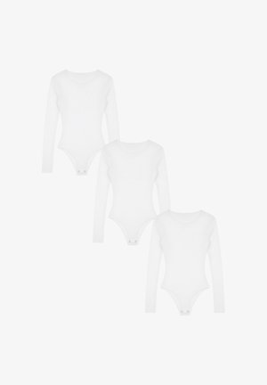 Drei schlichte weiße Langarm-Bodys mit Druckknöpfen im Schritt, diagonal auf einem weißen Hintergrund angeordnet.