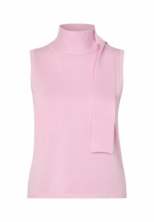 Top en maille rose clair sans manches avec un col montant et un long détail en tissu suspendu d'une épaule sur fond blanc.