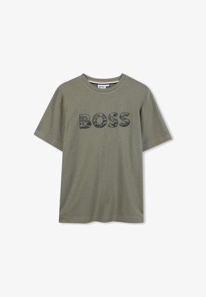 T-shirt en coton vert olive à manches courtes, arborant le mot "BOSS" en grandes lettres noires texturées sur la poitrine.