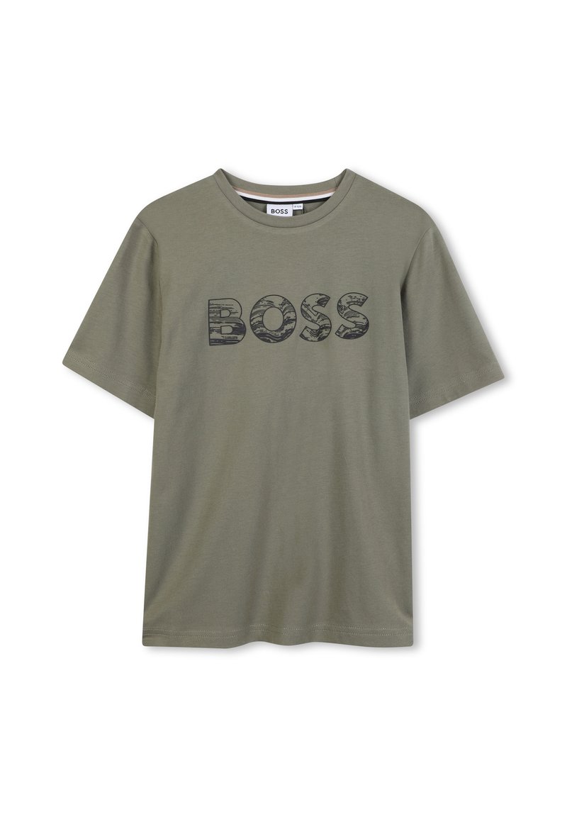 Olijfgroene katoenen t-shirt met korte mouwen, met het woord "BOSS" in grote, gestructureerde zwarte letters over de borst.