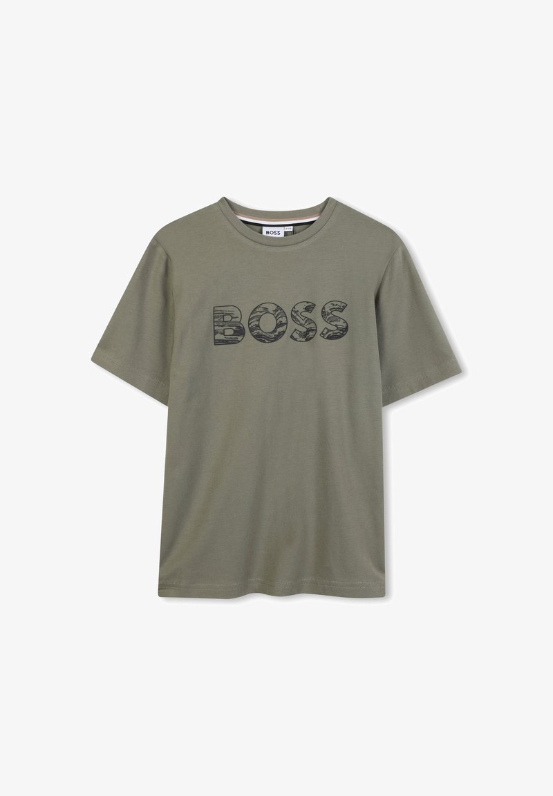 Olijfgroene katoenen t-shirt met korte mouwen, met het woord "BOSS" in grote, gestructureerde zwarte letters over de borst.