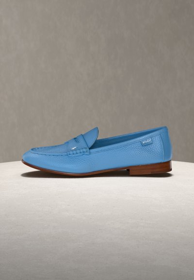 Γαλάζιο δερμάτινο μοκασίνι με ξύλινη σόλα και μικρό λογότυπο Polo στην πλευρά, τοποθετημένο σε μπεζ επιφάνεια.