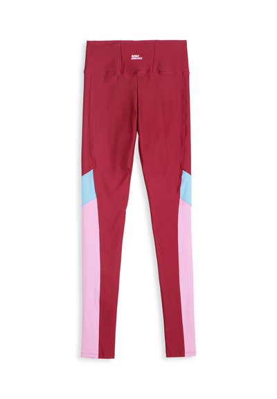 Leggings bordeaux taille haute avec des blocs de couleur bleu clair et rose le long de la partie inférieure extérieure des jambes, avec le texte "Bold Choice" sur la ceinture.