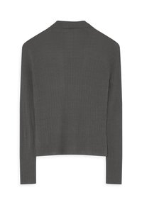 Sivý rebrovaný sveter s golierom, dlhými rukávmi a rovnom lemom. Vyrobený z jemného materiálu so štruktúrovaným povrchom a minimalistickým dizajnom.