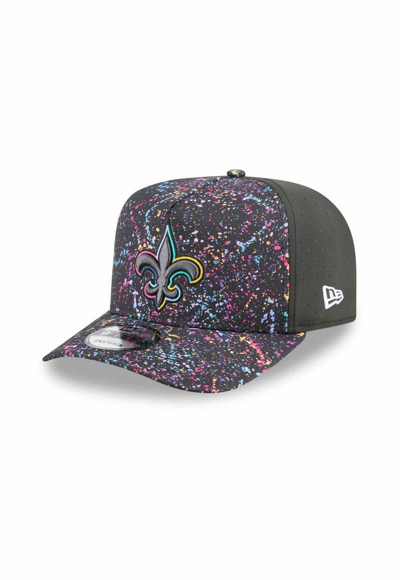 Casquette noire avec un motif éclaboussé coloré, featuring un logo en broderie de fleur de lys bien en évidence et une visière texturée noire uniforme.