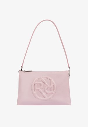 Rosa Lederhandtasche mit glatter Textur, abgerundeter rechteckiger Form und geprägtem Logo auf der Vorderseite, silbernem Reißverschluss und Trageriemen.