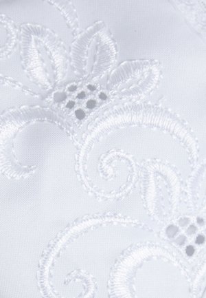 Tessuto bianco con ricami intricati a motivi floreali, trama rialzata e piccoli dettagli ritagliati, che valorizzano i dettagli visivi.