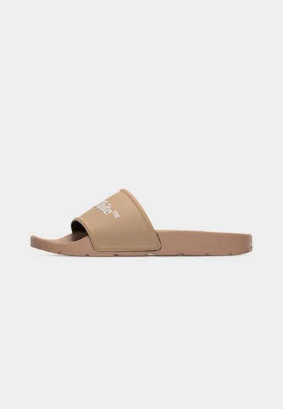 Sandale à slide beige avec une large bride arborant le logo "Off-White" en relief blanc, et une semelle texturée avec des détails embossés subtils.