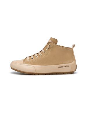 Beżowy, wysokiej klasy sneaker z przodu na sznurowadła, z gumową podeszwą i logo "Candice Cooper" po boku.