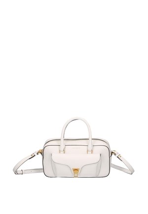 Bolso de mano de cuero blanco con asas superiores duales y correa ajustable. Cuenta con herrajes dorados, un bolsillo en la solapa frontal y costuras en contraste.