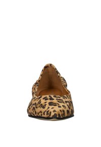 Chaussure plate en imprimé léopard avec une texture en daim doux, un bout pointu, des bords arrondis et un talon minimal. L'intérieur est doté d'un revêtement beige.