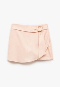 Mini falda rosa claro con diseño de envoltura, asegurada por un hebilla circular dorada en el lado derecho.