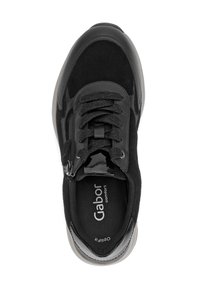 Zwarte sneaker met veter- en zijrits, gevoerd voetbed met het label "Gabor comfort," en een bovenwerk van gemengd suede en leer.