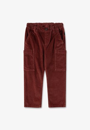 Corduroy broek in donkerrood met een elastische tailleband, knoopsluiting, twee voorzakken en twee grote cargozakken op de benen.