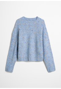 Pull tricoté bleu clair avec des taches multicolores, manches longues, poignets côtelés et col rond sur un fond uni.