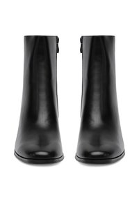 Čierne kožené členkové topánky s hladkou textúrou, okrúhlou špičkou a bočnými zipsami pre pohodlné obúvanie. Plochá podrážka a minimalistický dizajn.